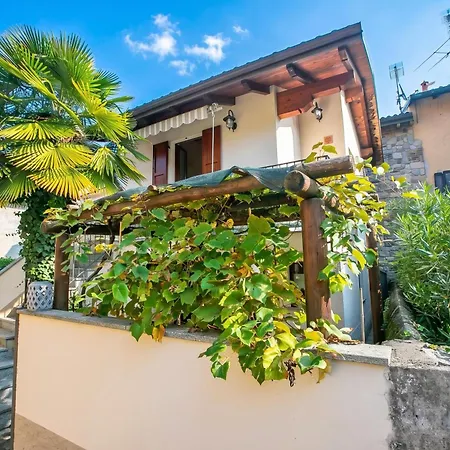 La Casa Dell'Uva Fragola Outdoor Space - Happy Rentals Meina